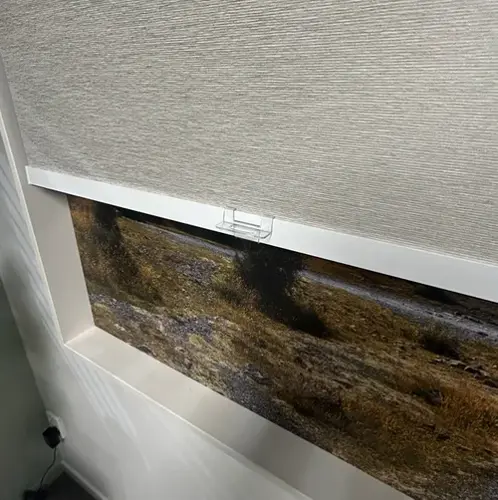 Easy Spring Air bottom rail handle on a chain-free sunscreen roller blind